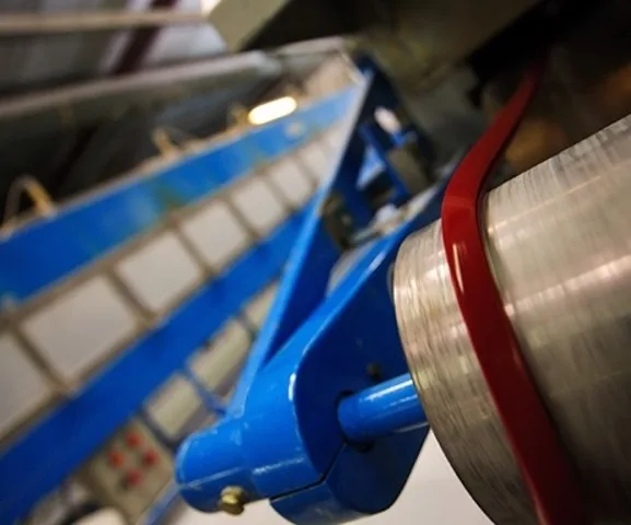 Profil pigmenté dans la masse · contrôle de teinte lot à lot · spectrophotomètre en cabine.