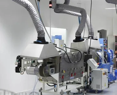 Extrudeuse Colmec avec trémie métallique et dispensateur de silicone compact.
