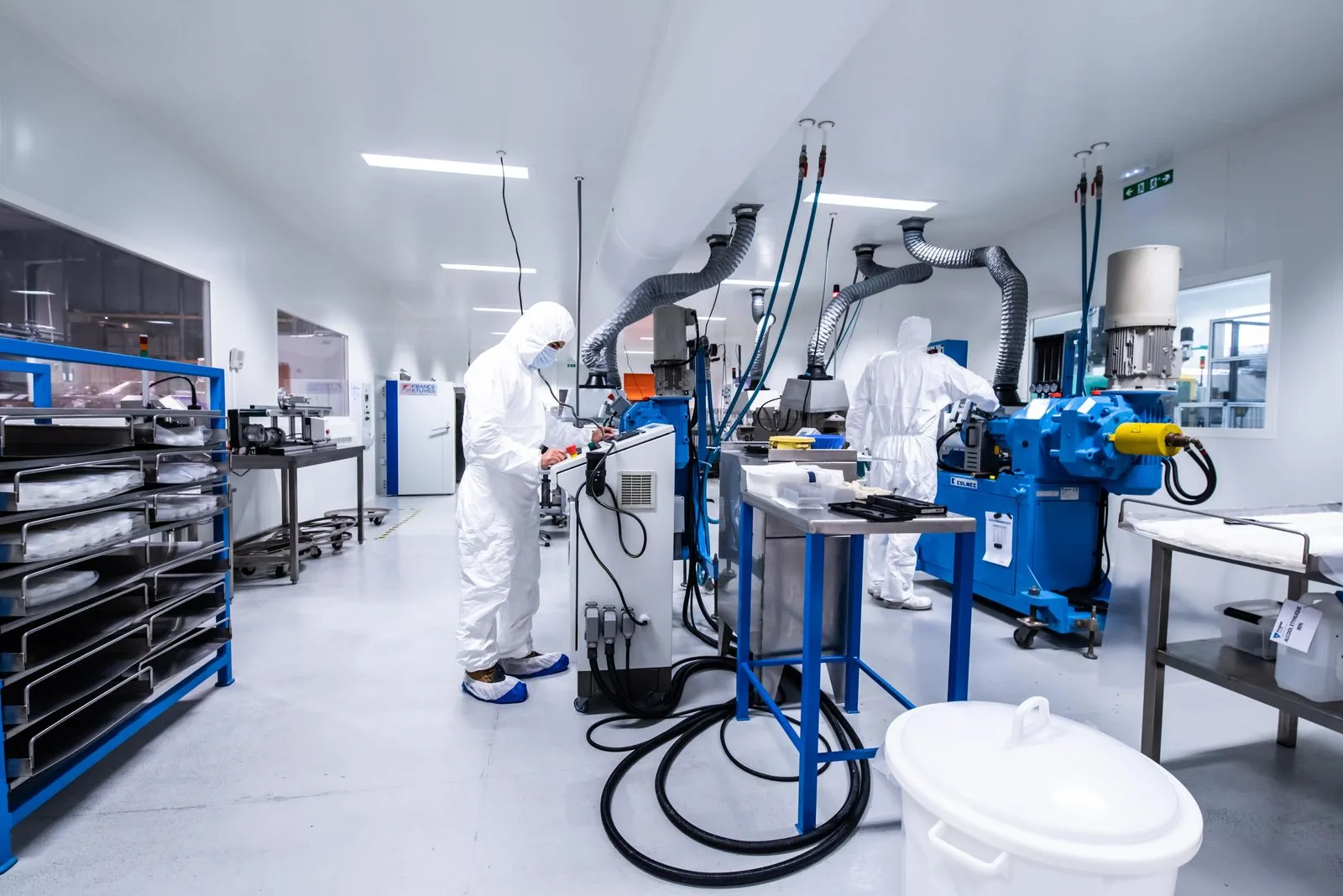Opérateurs de la salle blanche d'Apt sur ligne d'extrusion Colmec.