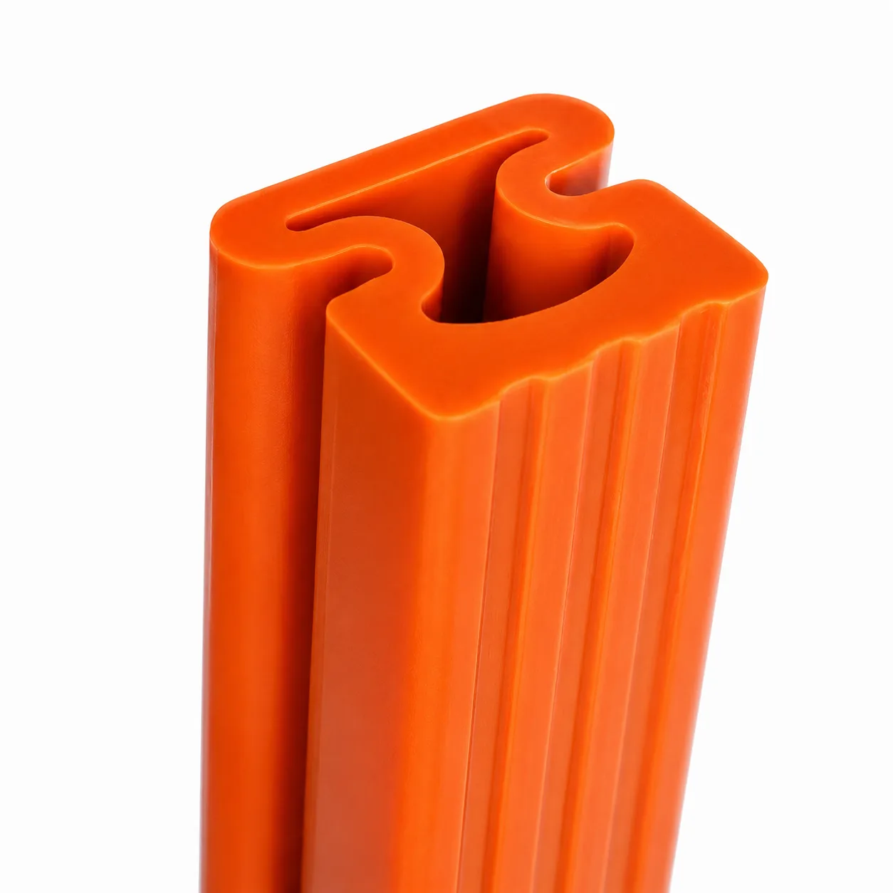 Joint de porte à base nervurée et lèvre de fermeture.