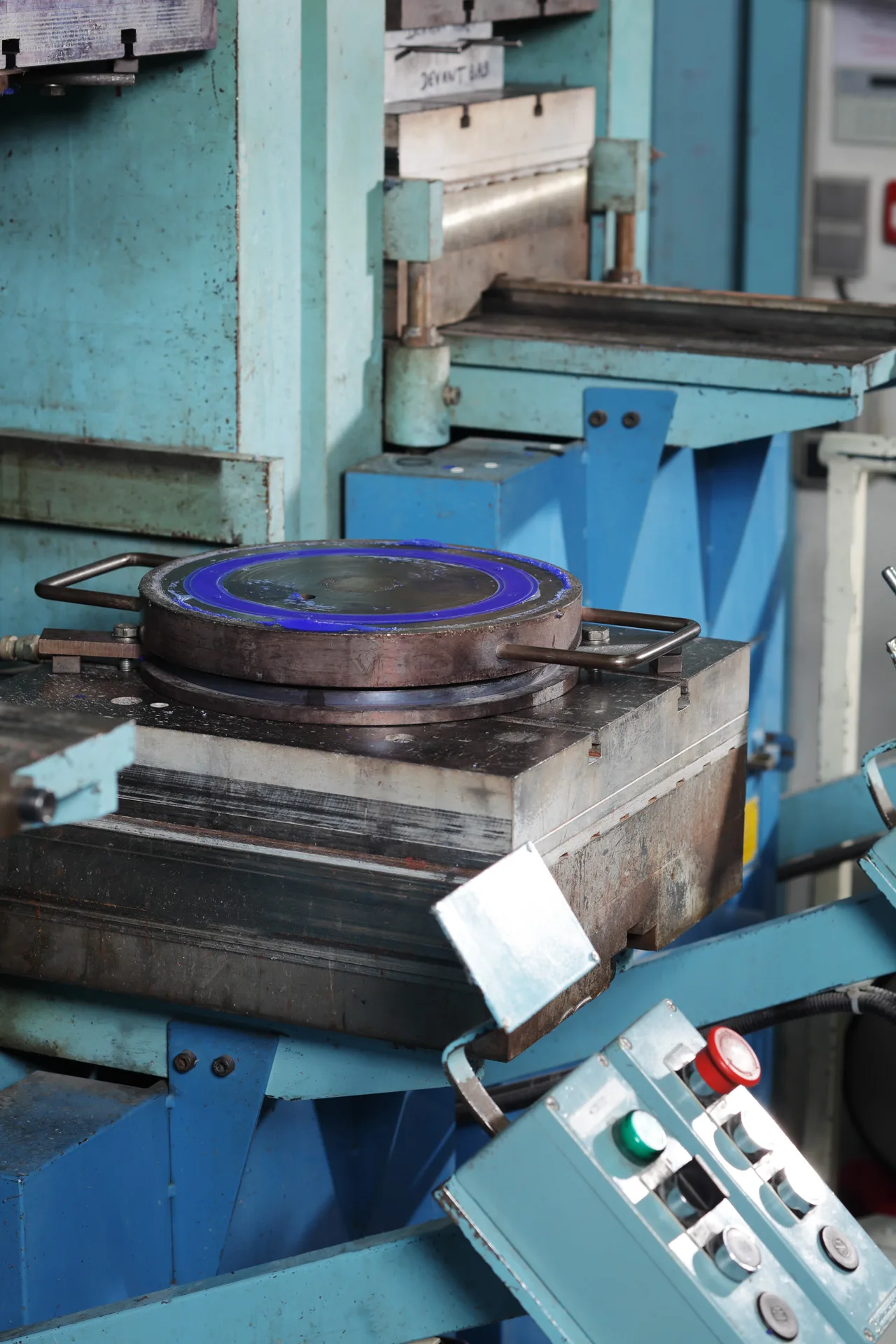 Classic compression press · circular mould with blue seal on the tray before closure