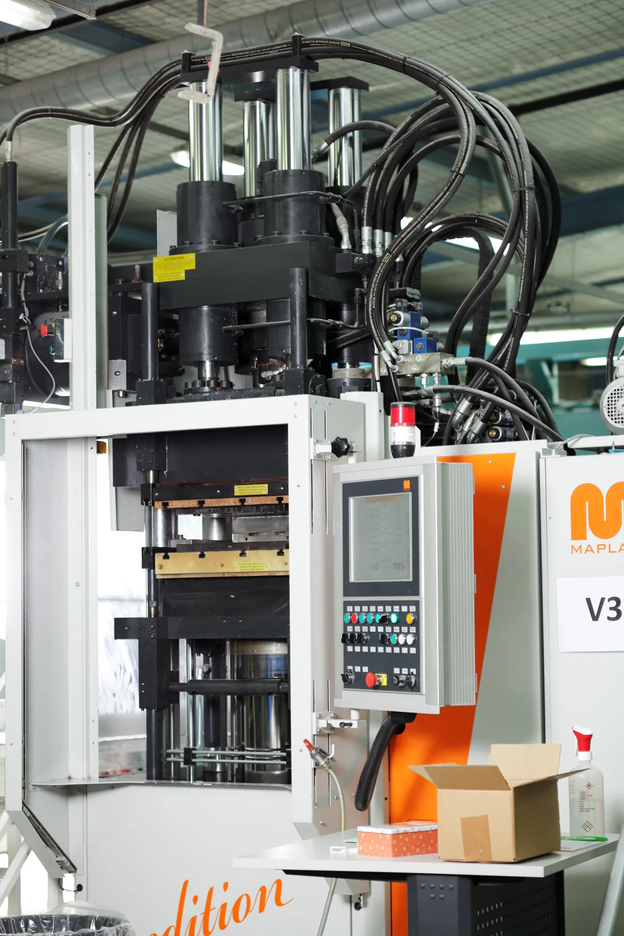 MAPLAN V3 injection press on the shop floor · full-body view with hydraulic system