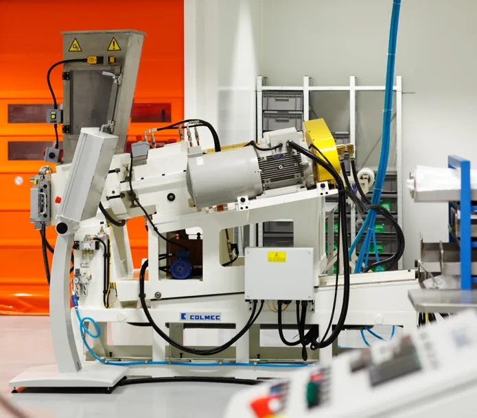 Máquina de extrusión en sala blanca