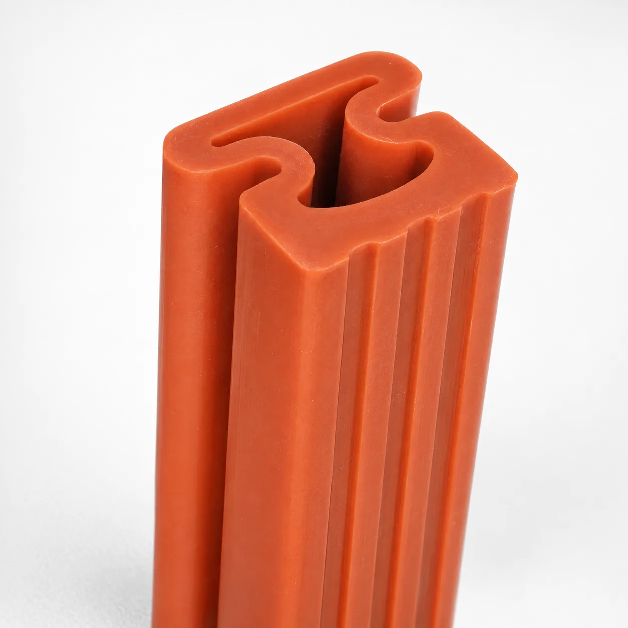 Perfil de encaixe com lábio duplo extrudado em silicone