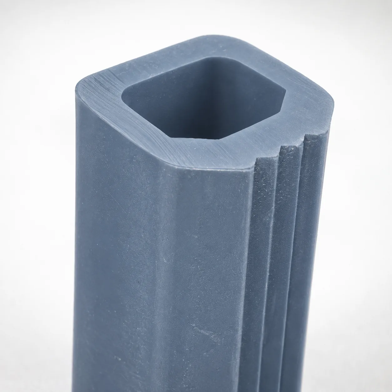 Perfil tubular retangular nervurado extrudado em silicone