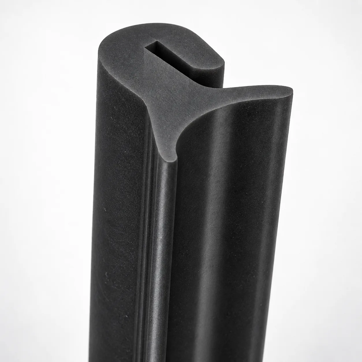 Perfil em U com lábio lateral extrudado em silicone