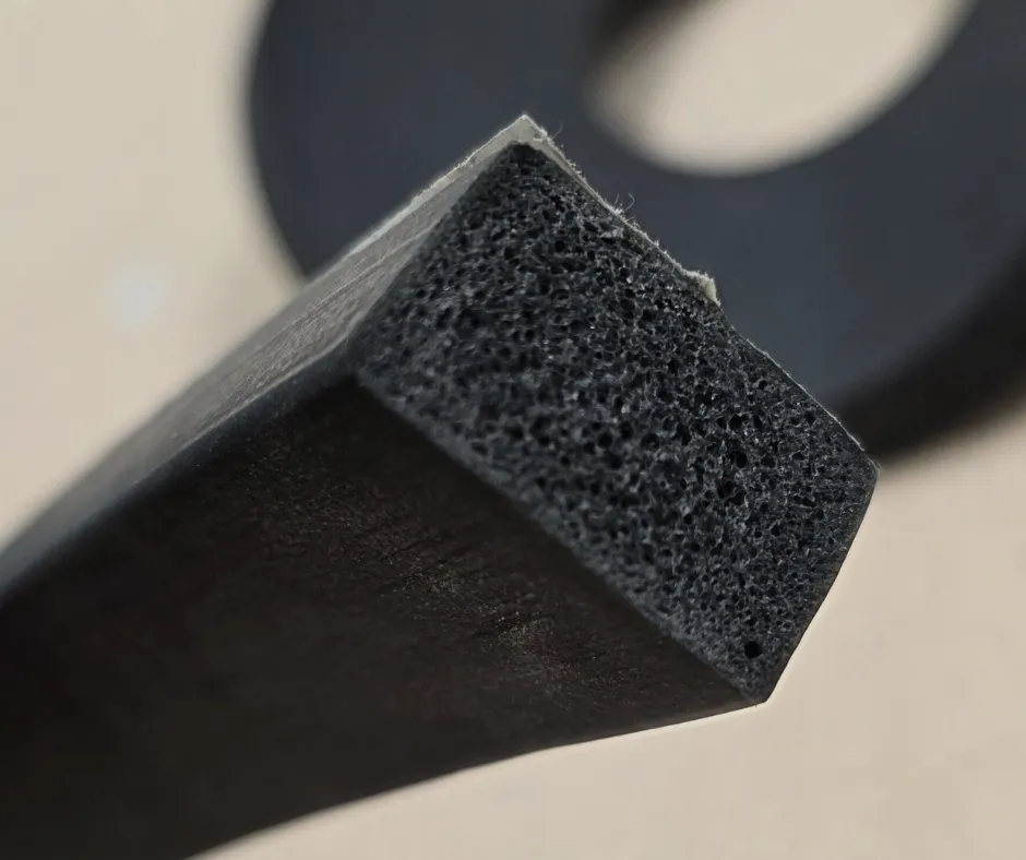 Profilé cellulaire Série 15 · étanchéité légère compressive dans luminaires techniques et panneaux LED